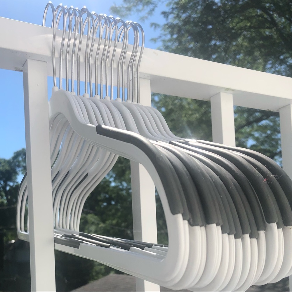 Set of 16 clothes hangers